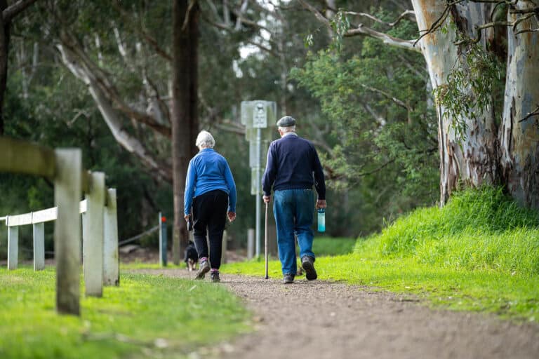 Kävele terveytesi ja hyvinvointisi parantamiseksi: Kävelyn terveyshyödyt senioreille